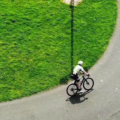 A photograph of club member Jonny Haynes racing at York